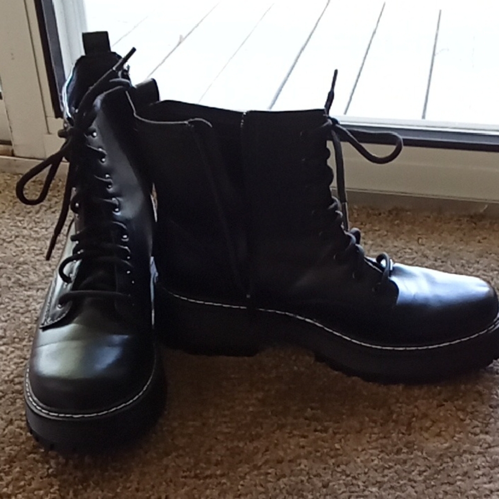 Black Women's Lace-Up Boots